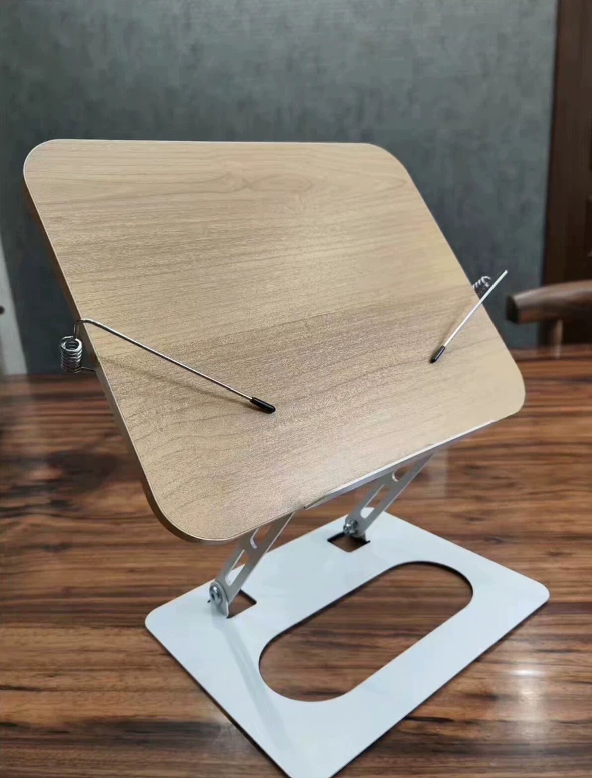 Support de lecture inclinable 60 x 40 cm en bois beige avec structure métallique réglable