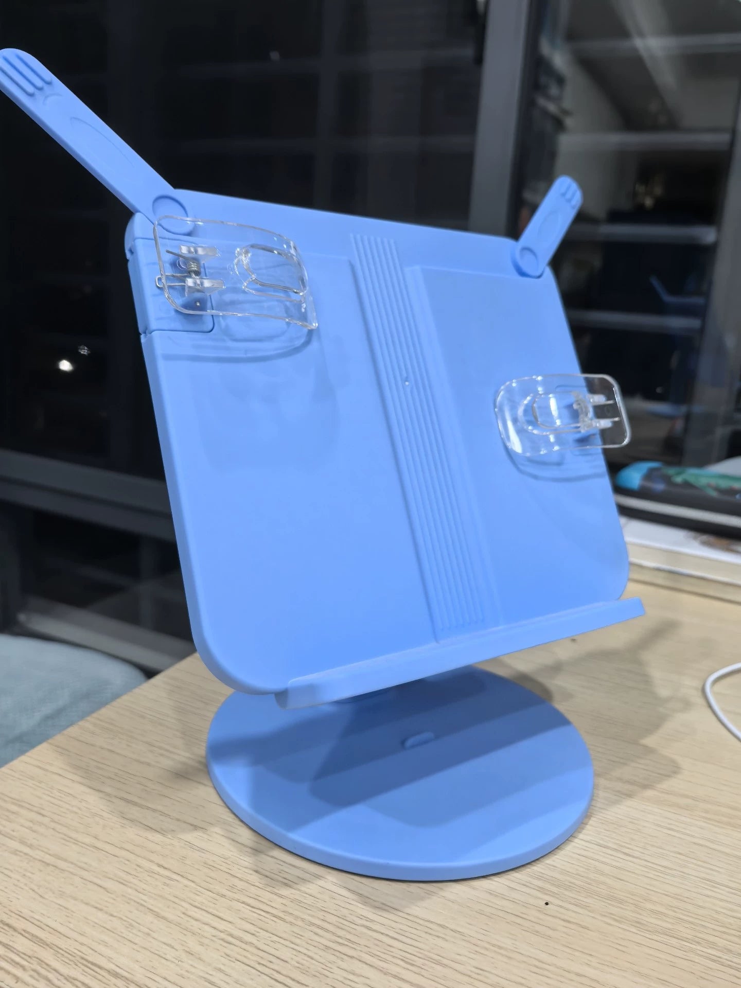 Support de lecture réglable 38 x 28 x 32 cm en plastique bleu avec pinces à pages
