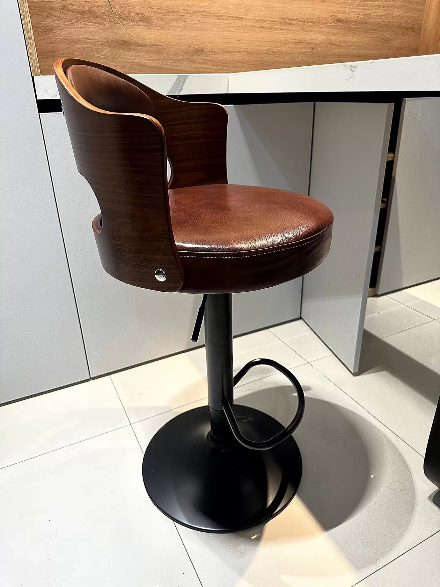 Tabouret de bar 52 x 55 x 92-112 cm bois brun similicuir réglable avec repose-pieds
