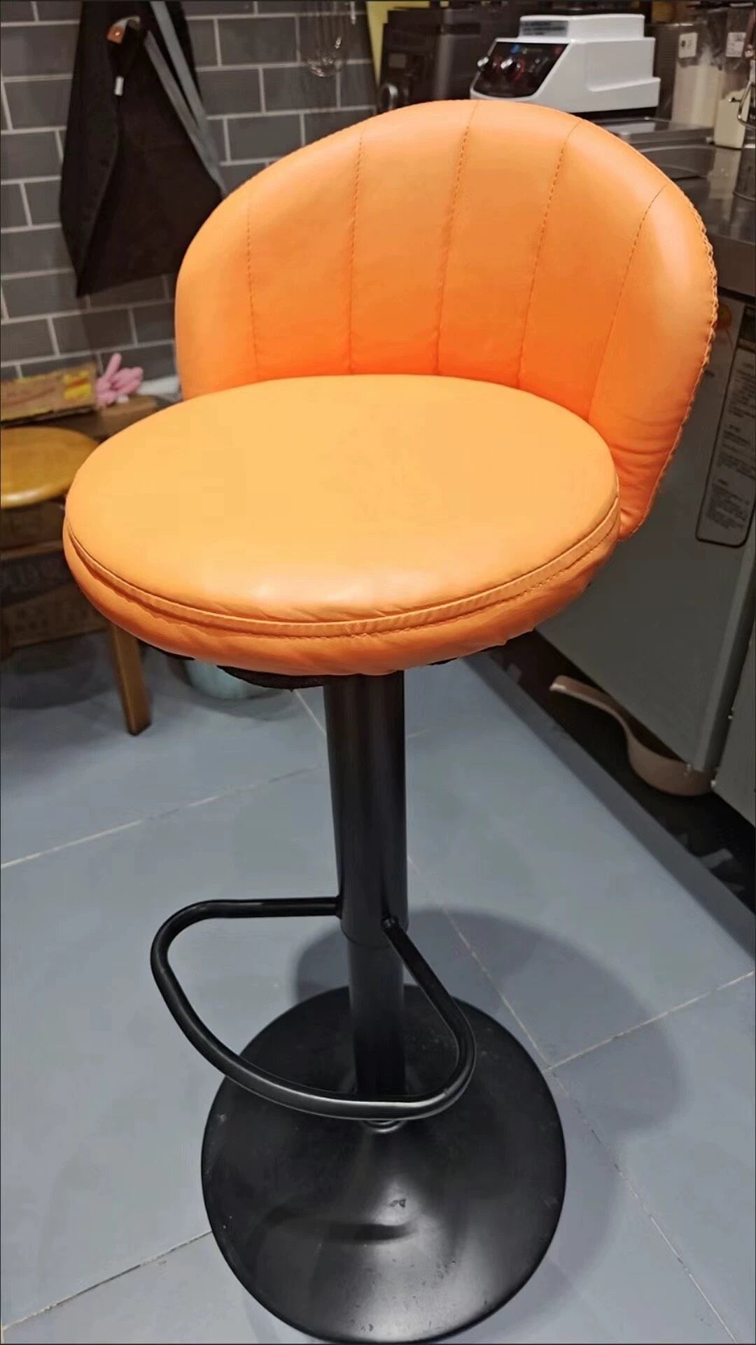 Tabouret de bar 42 x 82 cm en similicuir orange réglable avec repose-pieds