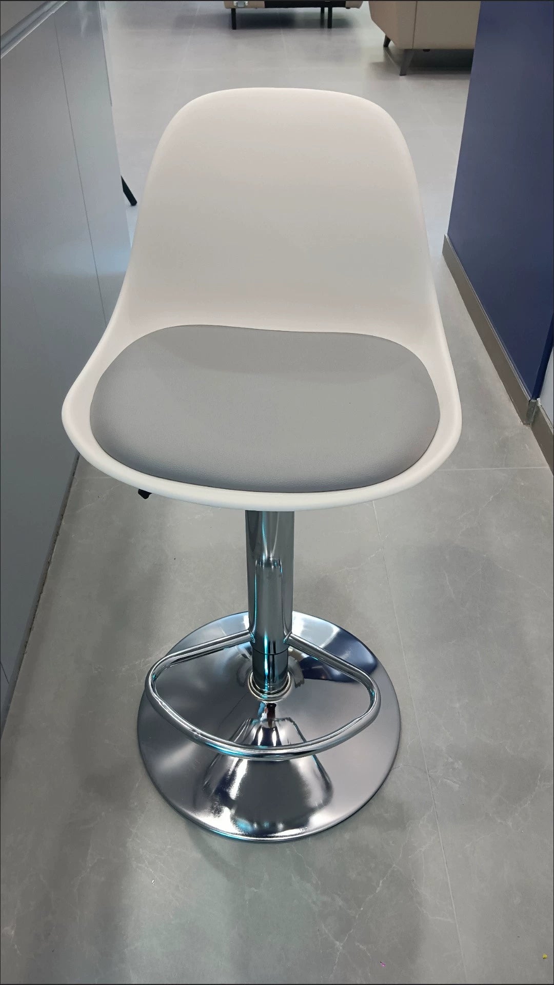 Tabouret de bar 50 x 50 x 83 cm blanc et gris en plastique avec assise rembourrée réglable