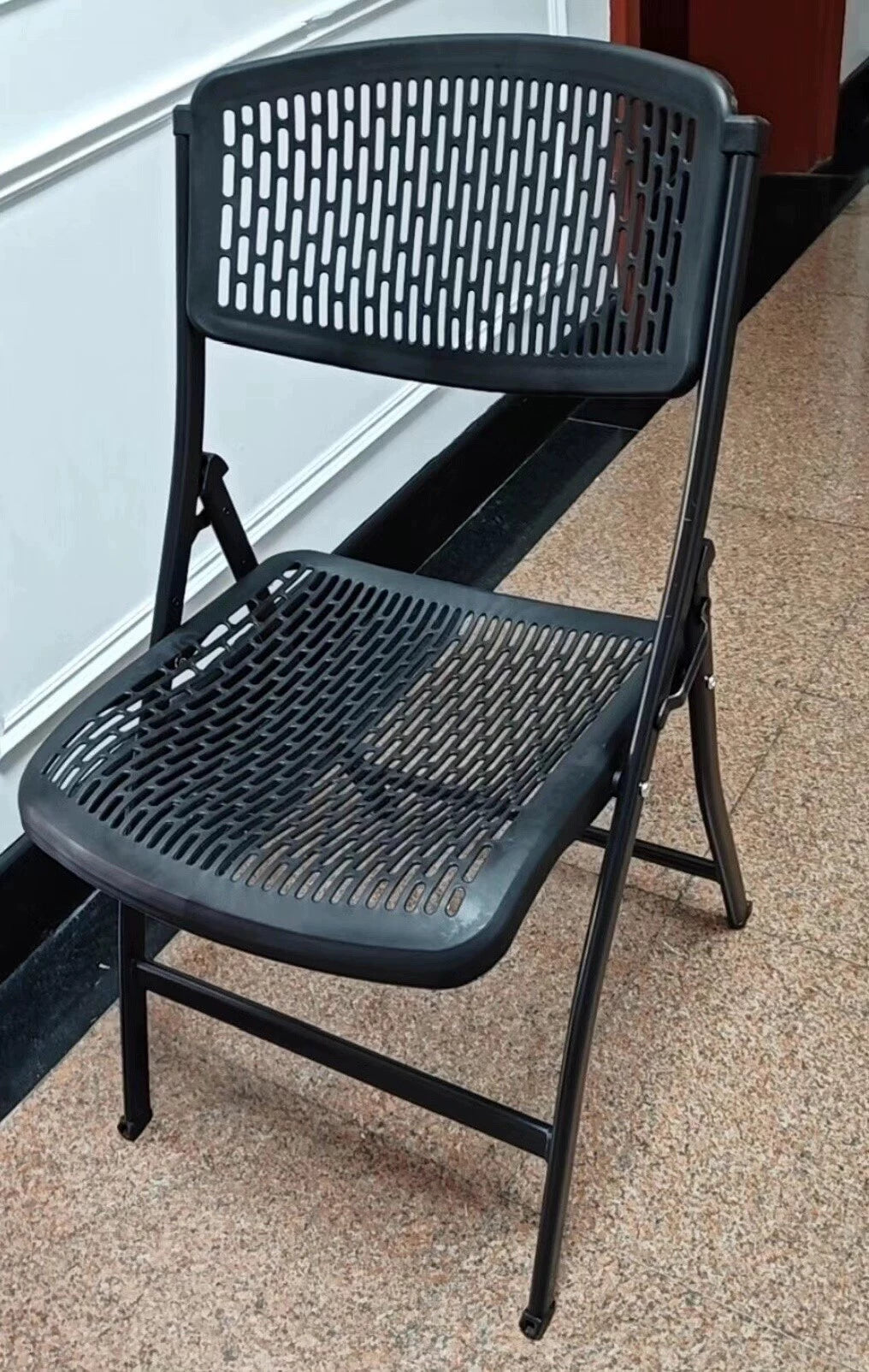 Chaise pliante 45 x 50 x 80 cm en plastique noir avec structure métallique ajourée