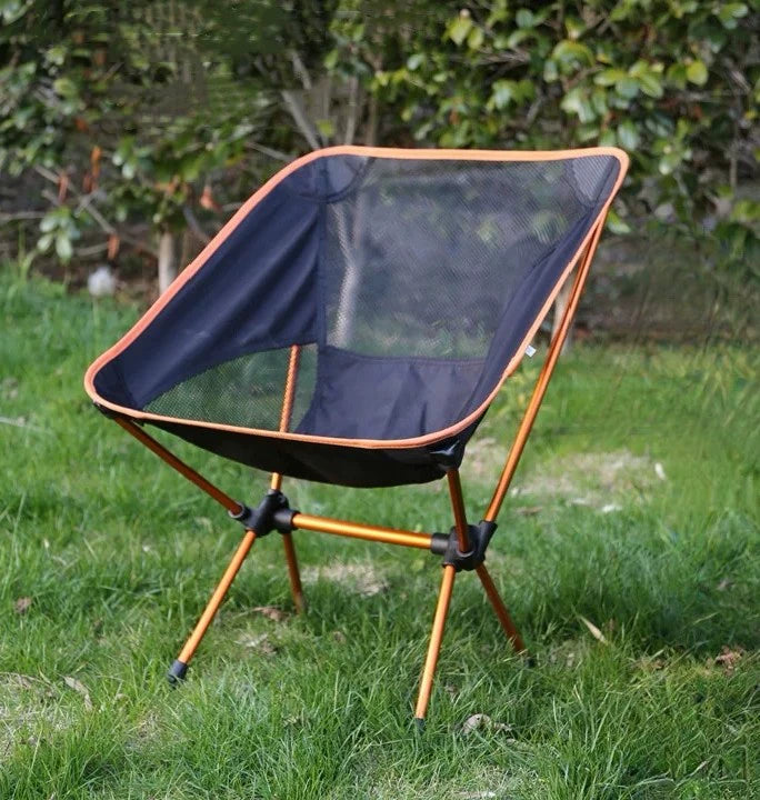 Chaise de camping 50 x 80 x 90 cm en tissu mesh bleu marine et structure métal orange pliante