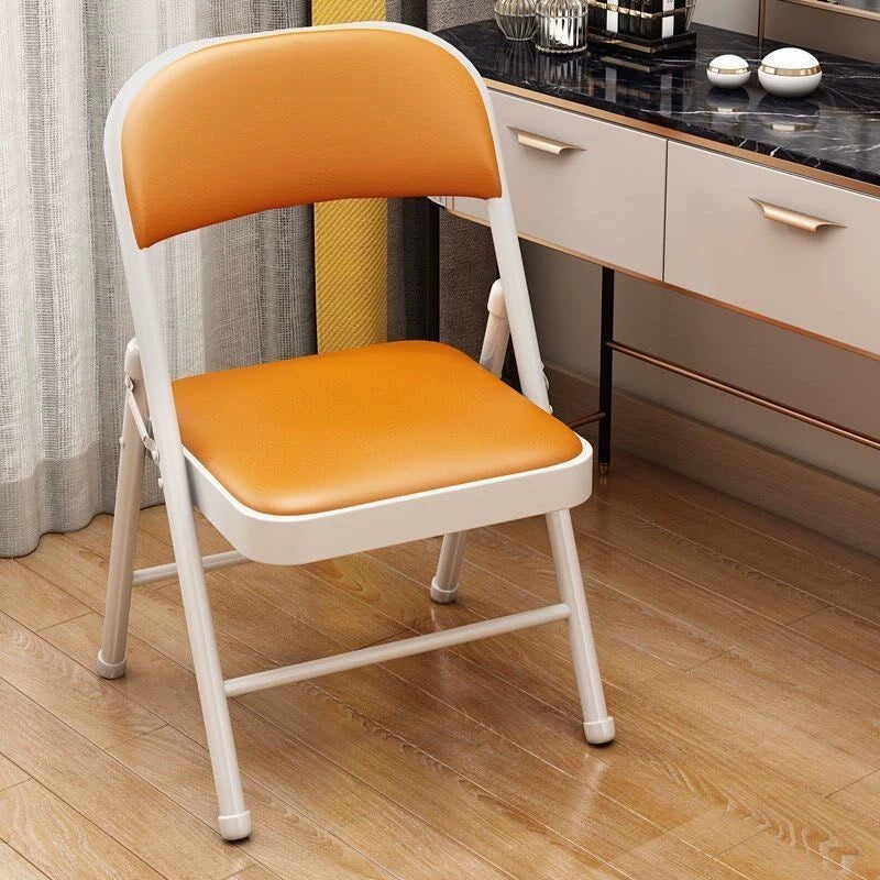 Chaise pliante 45 x 48 x 78 cm en métal blanc et revêtement orange avec assise rembourrée
