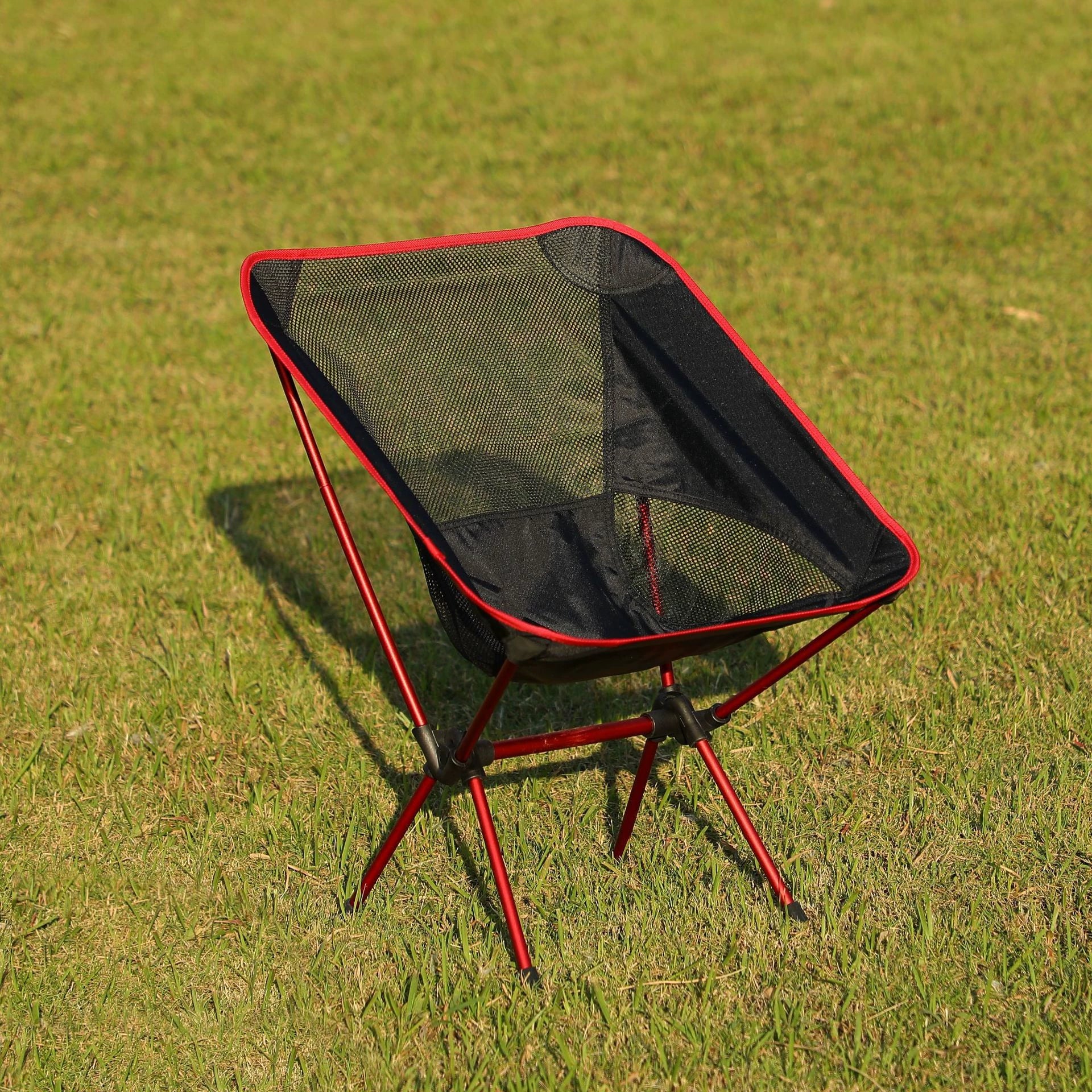 Chaise de camping pliante 52 x 50 x 65 cm en tissu maillé noir et rouge
