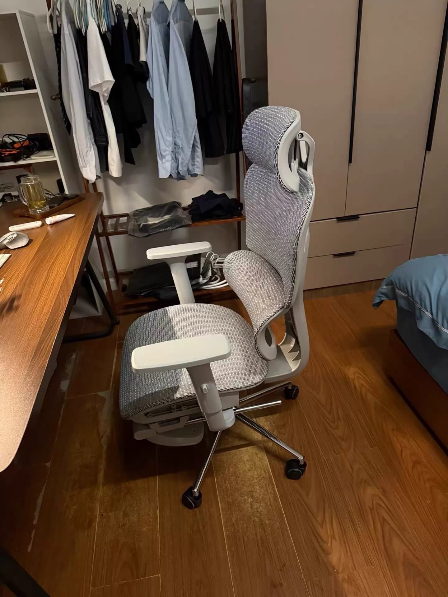 Chaise de bureau 68 x 68 x 125 cm en tissu gris et structure blanche avec appuie-tête et accoudoirs réglables