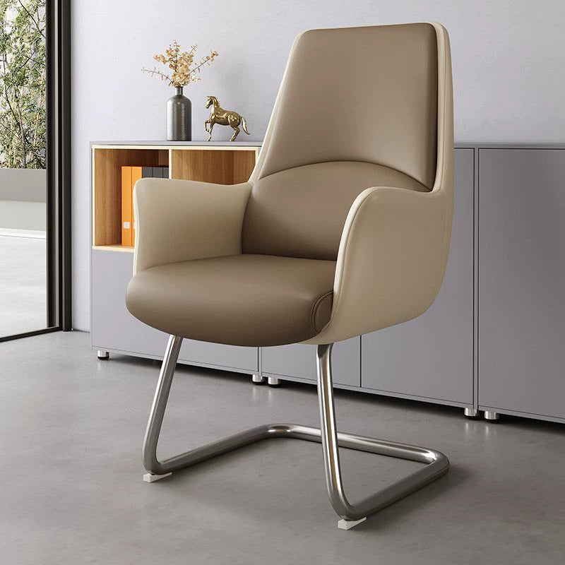 Fauteuil de bureau 65 x 70 x 100 cm en similicuir beige avec piètement traîneau moderne