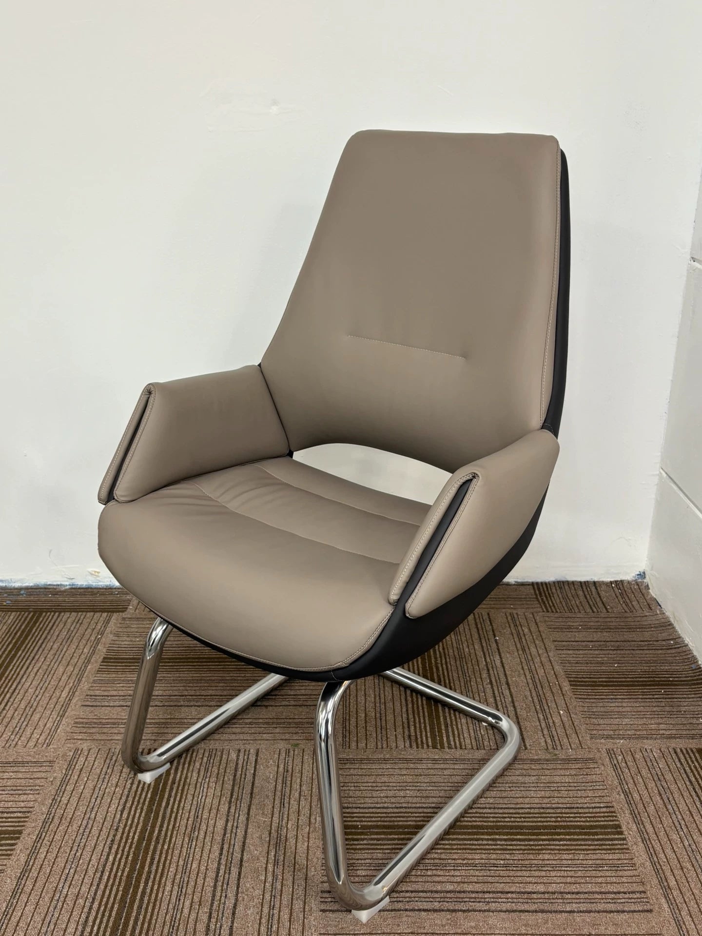 Fauteuil de bureau 68 x 75 x 105 cm en revêtement synthétique taupe et noir avec piètement luge chromé