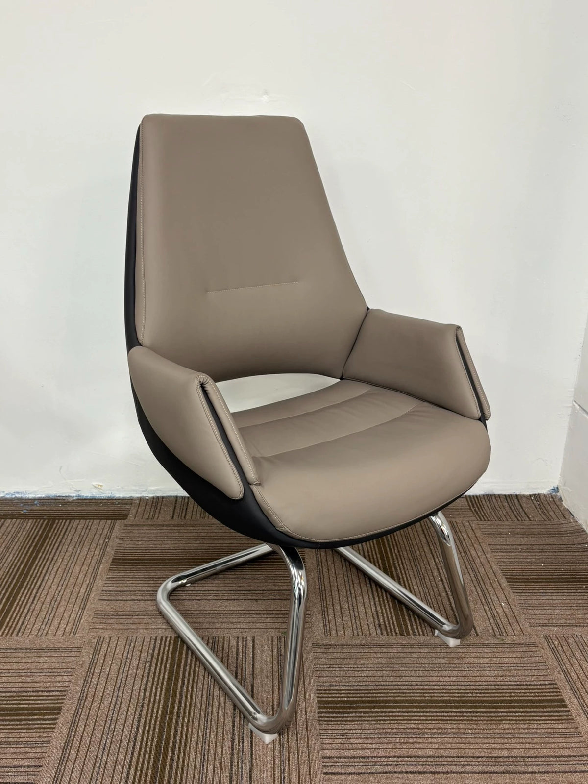 Fauteuil de bureau 65 x 70 x 105 cm en similicuir taupe et noir à piètement luge chromé