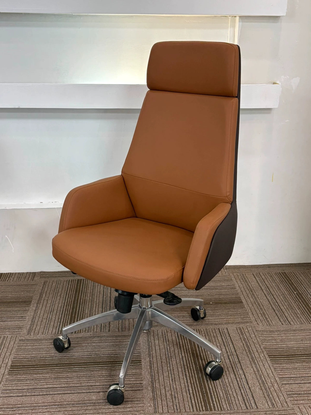 Fauteuil de bureau 65 x 65 x 118 cm en similicuir marron avec roulettes et hauteur réglable