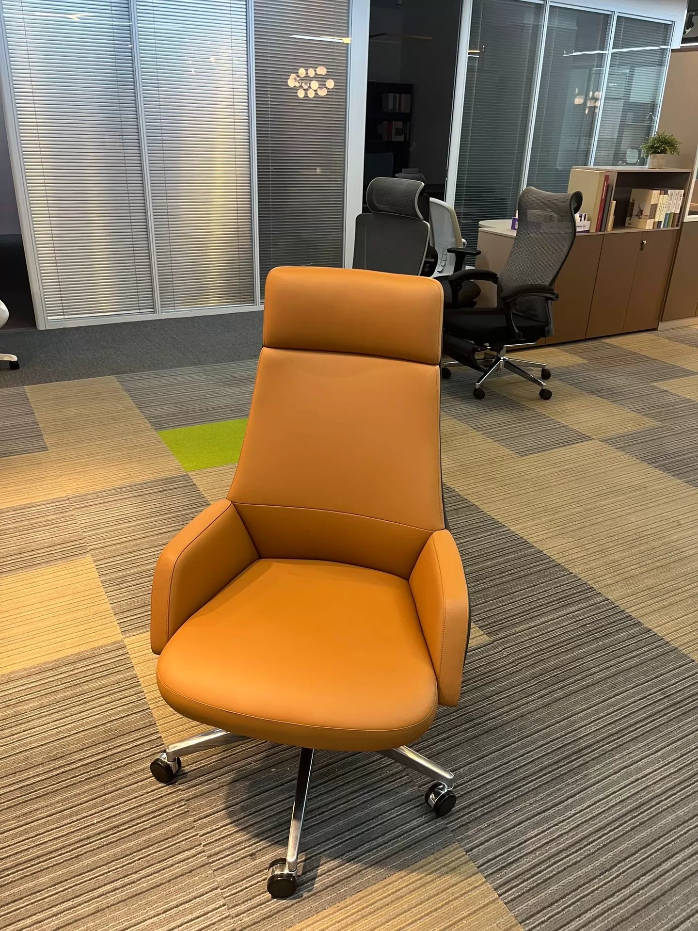 Fauteuil de bureau 65 x 65 x 120 cm en revêtement aspect cuir orange pivotant à roulettes